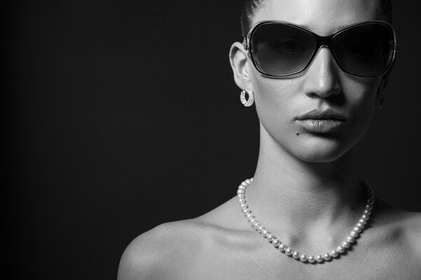 Портрет красивой молодой женщины в солнцезащитных очках.
