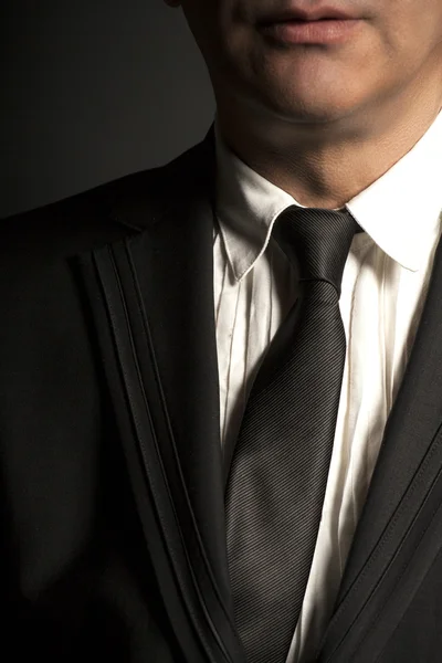 Hombre en traje negro y corbata negra — Foto de Stock