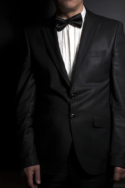 Primer plano de caballero con corbata negra endereza su corbata o — Foto de Stock