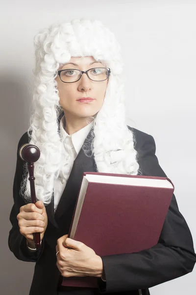 Juiz feminino vestindo uma peruca e Voltar manto com óculos holdi — Fotografia de Stock