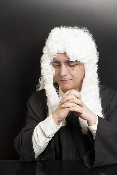 Porträt eines männlichen Richters mit Perücke auf schwarzem Hintergrund — Stockfoto