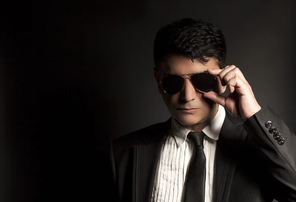 Hombre de negocios en traje con gafas de sol —  Fotos de Stock