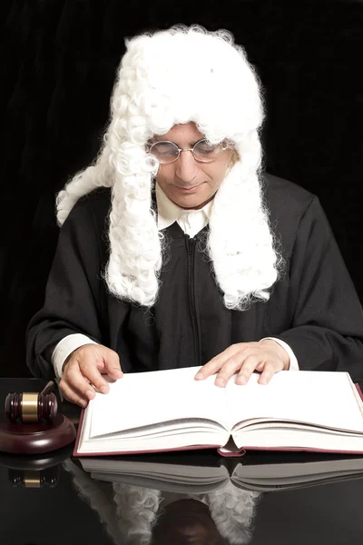 Retrato de Hombre Abogado con Juez Gavel y Libro — Foto de Stock