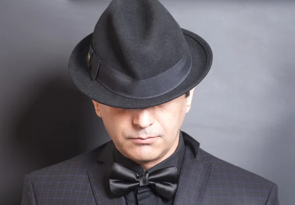 Hombre en sombrero negro y corbata negra —  Fotos de Stock