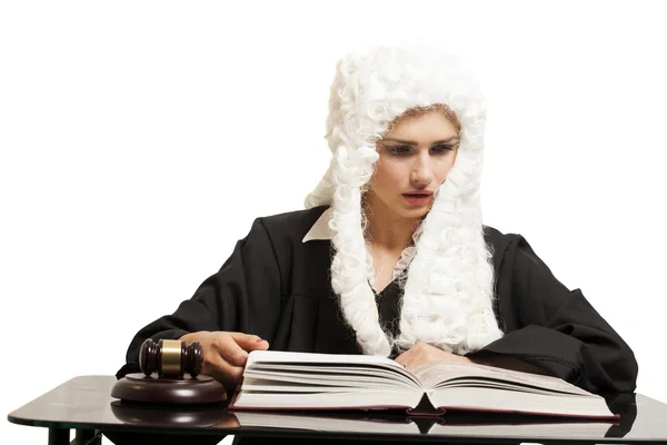 Juiz feminino vestindo uma peruca e preto manto com juiz martelo um — Fotografia de Stock