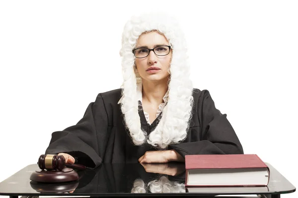 Судья в парике и мантии на спине в очках — стоковое фото