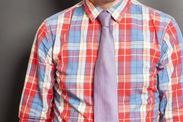 Man gekleed geruit overhemd met stropdas — Stockfoto