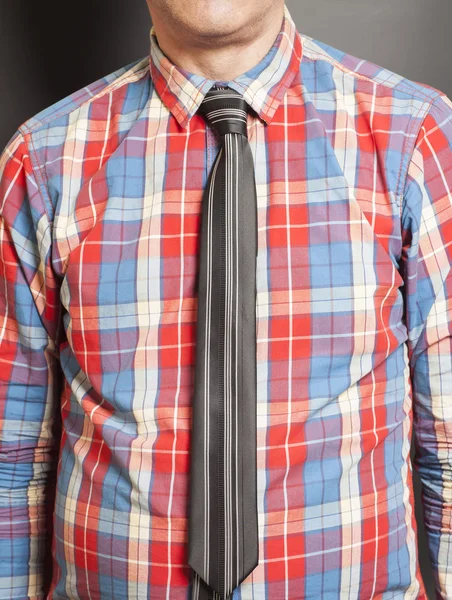 Hombre vestido camisa a cuadros con corbata negra — Foto de Stock