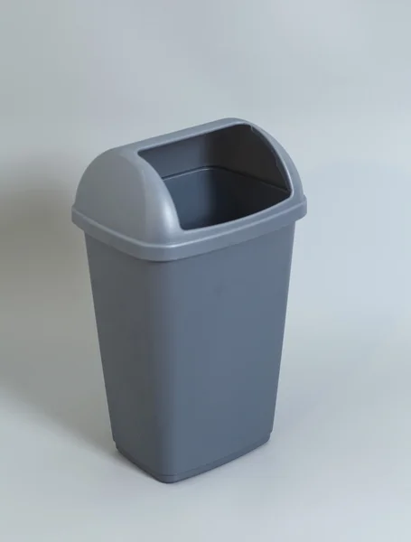 Серый мусорный бак — стоковое фото