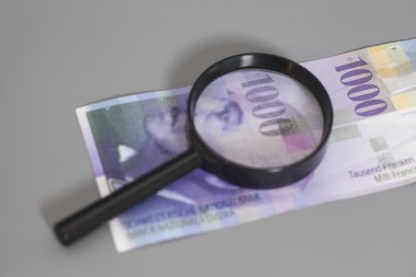 İsviçre 1000 Frangı banknotlar Büyüteç altında