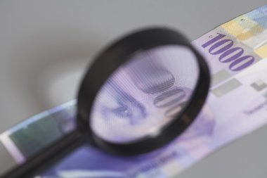 İsviçre 1000 Frangı banknotlar Büyüteç altında