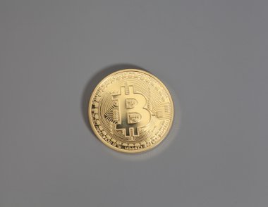 Altın Bitcoin sikke üzerinde gri arka plan izole