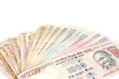 Beyaz arka plan üzerinde Hint para birimi Rupisi banka notları