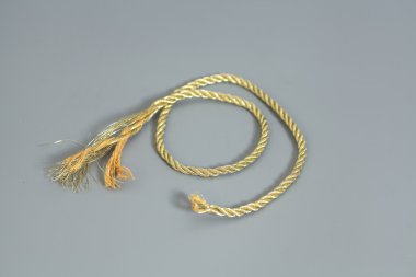 Altın ip üzerinde gri arka plan izole