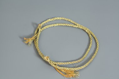 Altın ip üzerinde gri arka plan izole