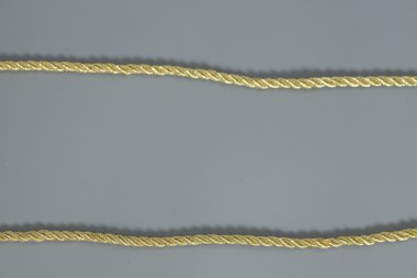 Altın ip üzerinde gri arka plan izole