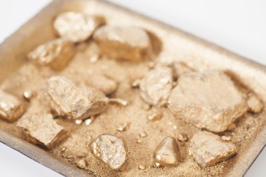 Altın nuggets grungy yıkama üzerinde kum ile pan 