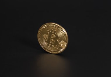 Siyah zemin üzerine altın Bitcoin sikke