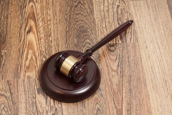 木製の裁判官の小槌と響 — ストック写真