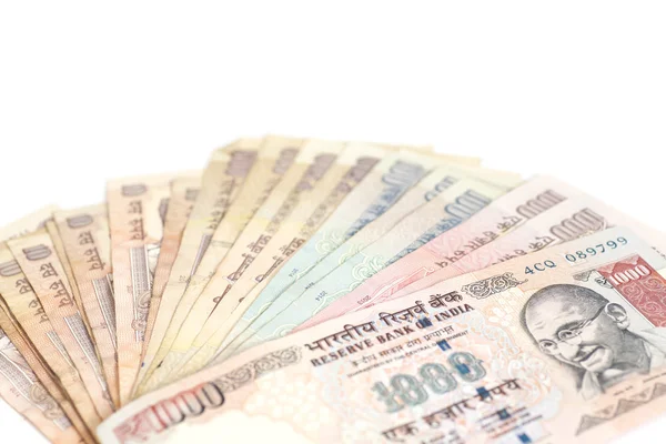 Beyaz arka plan üzerinde Hint para birimi Rupisi banka notları