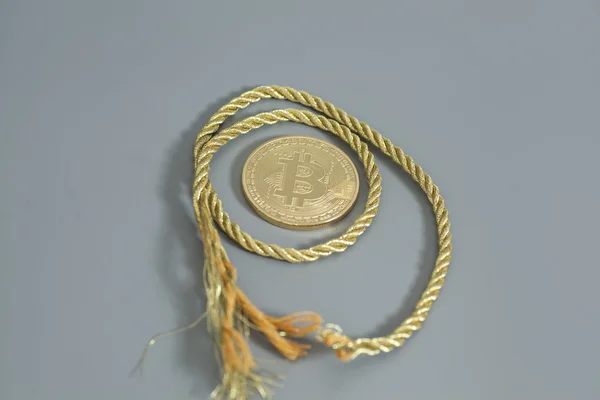 Moeda Bitcoin dourada com corda dourada — Fotografia de Stock
