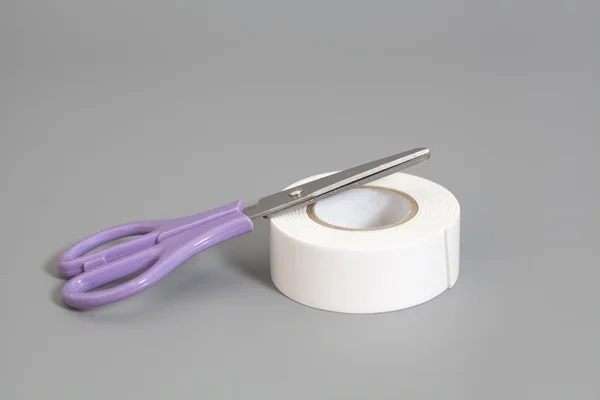 Tijeras y rollo de cinta adhesiva — Foto de Stock