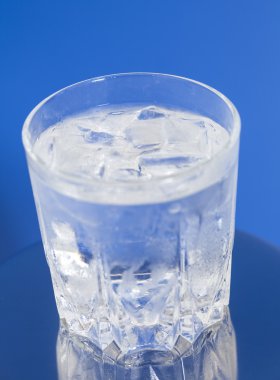 Bir bardak buzlu su.