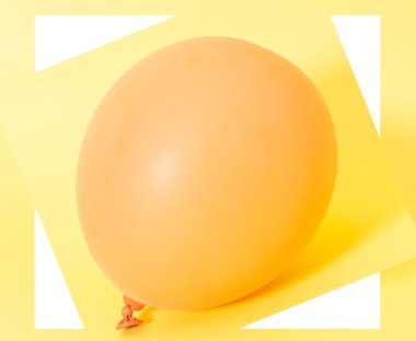 Sarı zemin üzerine şişme balon