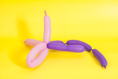 Sarı arkaplanda renkli balonlar