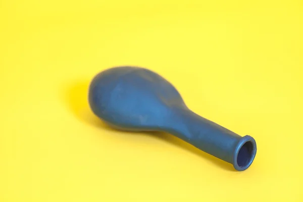 Blauwe leeggelopen ballon — Stockfoto
