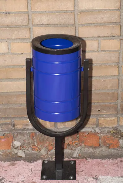 Mavi metal çöp kutusu — Stok fotoğraf
