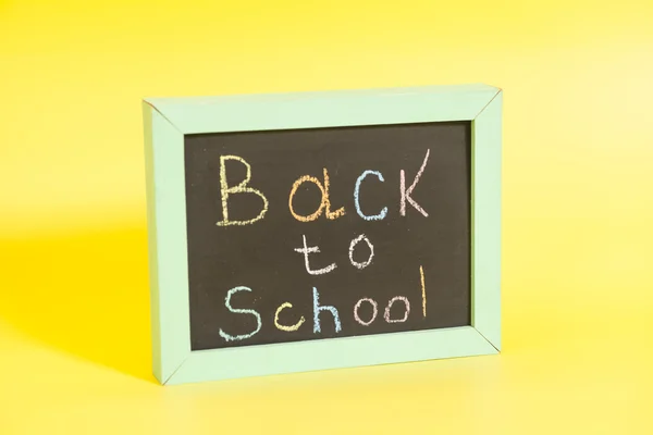 Powrót do szkoły napisanej na tablicy — Zdjęcie stockowe