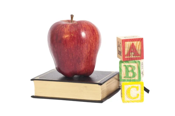 Czerwone jabłko na książki i bloki drewniane litery Abc — Zdjęcie stockowe