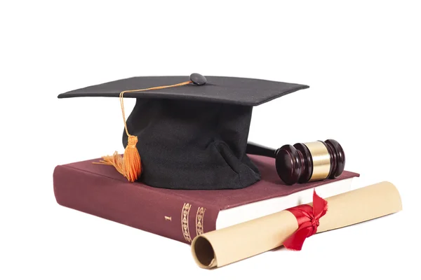 Cappello di Laurea con Diploma, Giudice martelletto e libro — Foto Stock