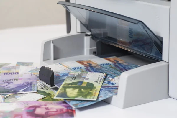 Printer afdrukken nep Zwitserse Franken, munteenheid van Zwitserland — Stockfoto