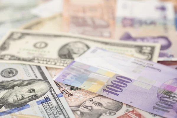 Billetes en monedas internacionales — Foto de Stock