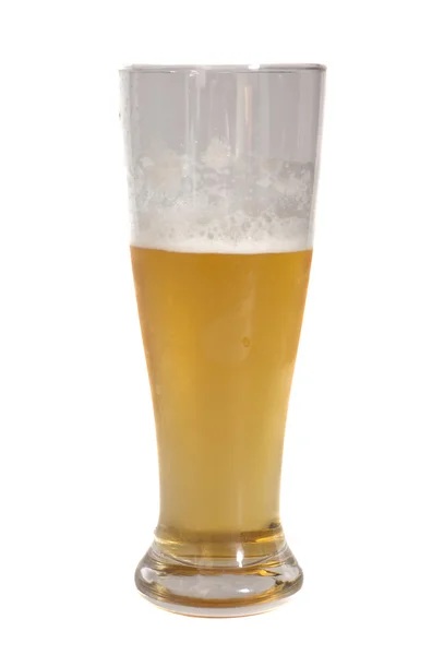 Un bicchiere di birra isolato. Percorso di ritaglio — Foto Stock