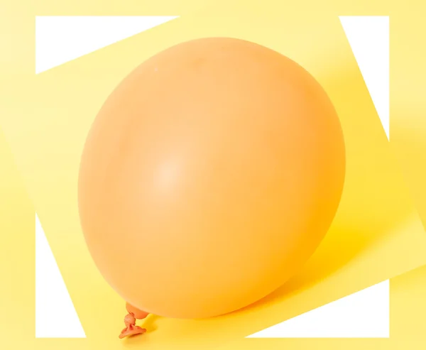 在黄色背景上的可充气的气球 — 图库照片