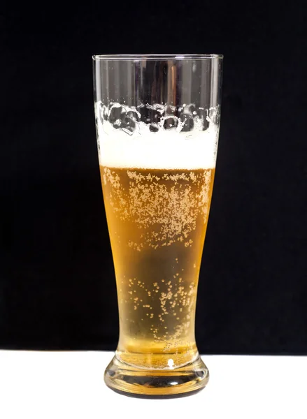 Стакан пива на черном фоне — стоковое фото