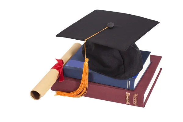 Sombrero de graduación con diploma y libros aislados —  Fotos de Stock