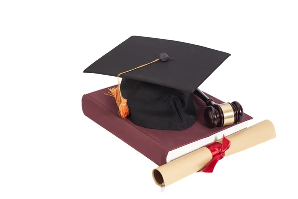 Sombrero de graduación con diploma, martillo de juez y libro aislado — Foto de Stock