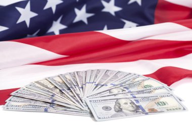 Yüz dolar faturaları Amerikan bayrağı ile 