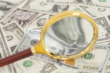 Doları banknot Büyüteç altında 