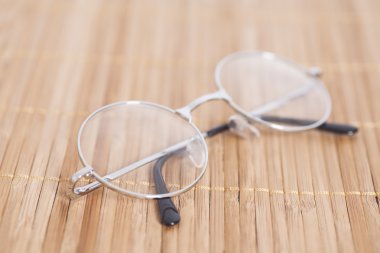 Görme duyusuyla ilgili yuvarlak gözlük