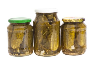 Beyaz izole kavanozlara salatalık turşusu 