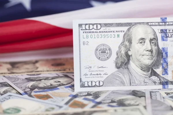 Банкноты на американском флаге — стоковое фото