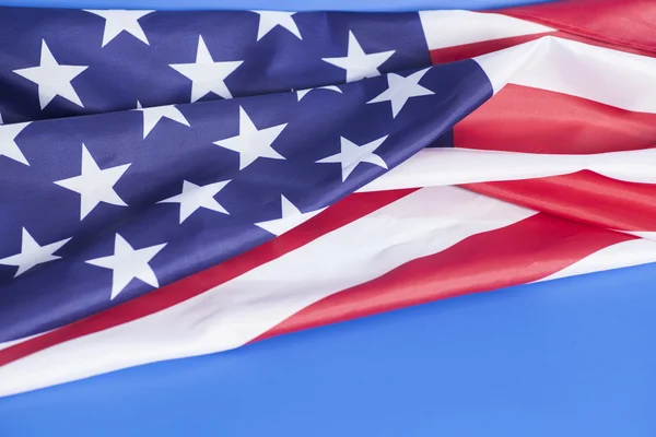 Primer plano de la bandera estadounidense sobre fondo azul — Foto de Stock