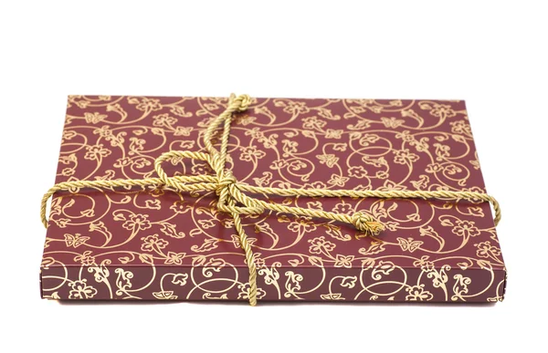Подарочная коробка с золотой веревкой — стоковое фото
