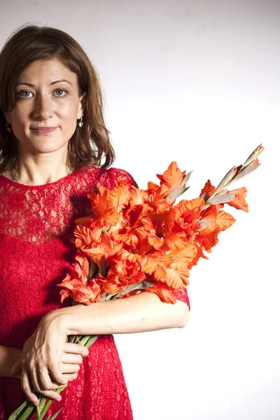 Retrato de mujer sonriente en vestido rojo con flores — Foto de Stock