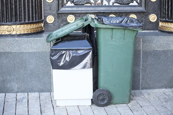 Κάδοι (ανακύκλωσης δοχεία) σε δρόμο της πόλης — Φωτογραφία Αρχείου